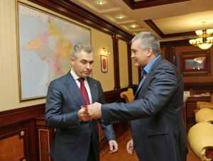 Сергей Аксёнов вручил Павлу Астахову орден «За верность долгу» - «Общество Крыма» Сергей Аксёнов вручил Павлу Астахову орден «За верность долгу» - «Общество Крыма»
