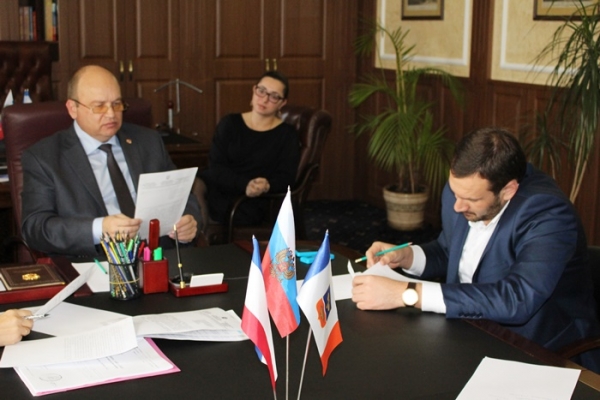 Председатель Госкомрегистра совместно с главой администрации Симферополя провел совещание по вопросам взаимодействия ведомств - «Госкомрегистр» Председатель Госкомрегистра совместно с главой администрации Симферополя провел совещание по вопросам взаимодействия ведомств - «Госкомрегистр»