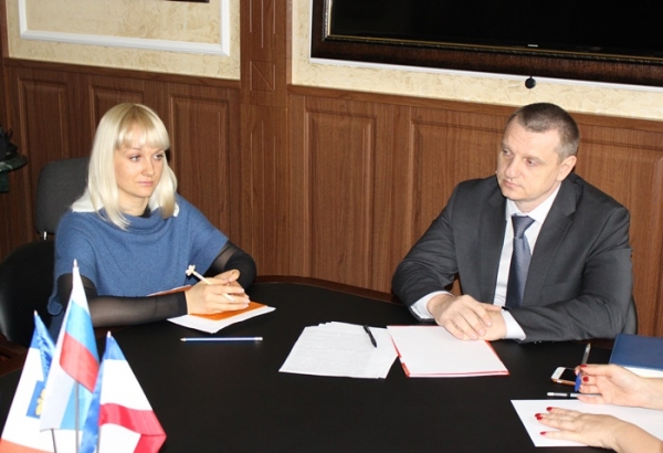 Председатель Госкомрегистра совместно с главой администрации Симферополя провел совещание по вопросам взаимодействия ведомств - «Госкомрегистр» Председатель Госкомрегистра совместно с главой администрации Симферополя провел совещание по вопросам взаимодействия ведомств - «Госкомрегистр»