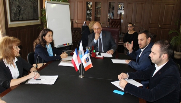 Председатель Госкомрегистра совместно с главой администрации Симферополя провел совещание по вопросам взаимодействия ведомств - «Госкомрегистр» Председатель Госкомрегистра совместно с главой администрации Симферополя провел совещание по вопросам взаимодействия ведомств - «Госкомрегистр»