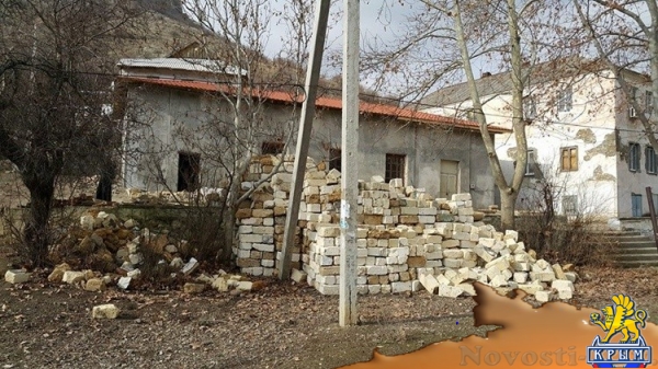 Крымский журналист показал заброшенную меджлисовцами мечеть и полуразрушенные родовые дома Джемилева и Чубарова в Ай-Серезе (ФОТО) - «Политика Крыма»