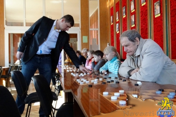Чемпион мира по шашкам дал сеанс одновременной игры и мастер-класс в Симферополе (ФОТО) - «Общество Крыма»