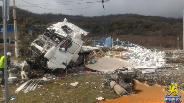 Фура со стройматериалами слетела с горной трассы возле Алушты (ФОТО) - «Общество Крыма» Фура со стройматериалами слетела с горной трассы возле Алушты (ФОТО) - «Общество Крыма»