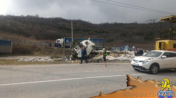 Фура со стройматериалами слетела с горной трассы возле Алушты (ФОТО) - «Общество Крыма» Фура со стройматериалами слетела с горной трассы возле Алушты (ФОТО) - «Общество Крыма»