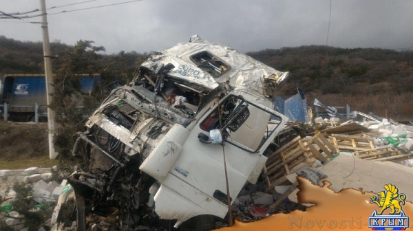 Фура со стройматериалами слетела с горной трассы возле Алушты (ФОТО) - «Общество Крыма» Фура со стройматериалами слетела с горной трассы возле Алушты (ФОТО) - «Общество Крыма»