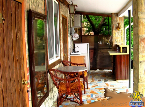 Отдых в Феодосии. Двухкомнатный домик с террасой на 3-7 человек в Феодосии. Отдых в Крыму 2016 - жильё в Крыму без посредников - «Отдых в Феодосии»