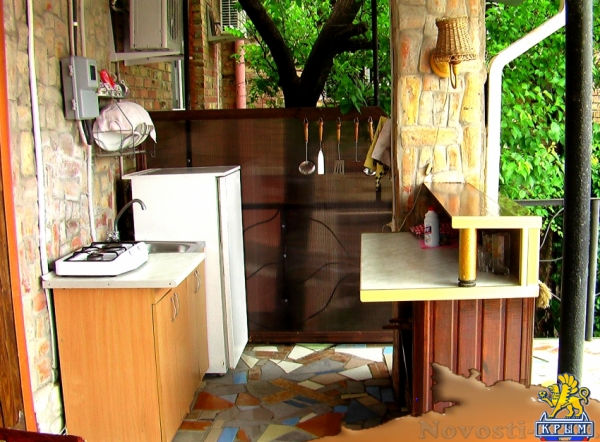 Отдых в Феодосии. Двухкомнатный домик с террасой на 3-7 человек в Феодосии. Отдых в Крыму 2016 - жильё в Крыму без посредников - «Отдых в Феодосии»