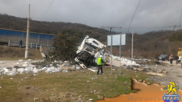 Фура со слетела с трассы возле Алушты - «Новости Крыма» Фура со слетела с трассы возле Алушты - «Новости Крыма»