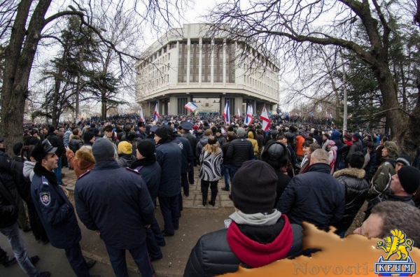 Митинг под стенами крымского парламента 26 февраля 2014-го разделил историю Крыма на украинское прошлое и российское настоящее - «Возвращение в Россию»