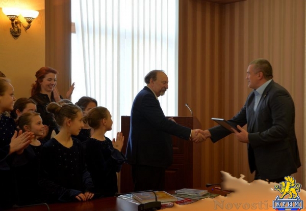 Аксёнов поздравил с победой в хоровом чемпионате мира капеллу Симферопольской детской музыкальной школы, а музыканты ему спели о Родине (ФОТО, АУДИО) - «Общество Крыма» Аксёнов поздравил с победой в хоровом чемпионате мира капеллу Симферопольской детской музыкальной школы, а музыканты ему спели о Родине (ФОТО, АУДИО) - «Общество Крыма»