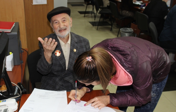 Госкомрегистр принимает без очереди ветеранов ВОВ, инвалидов и граждан старше 78 лет - «Госкомрегистр»
