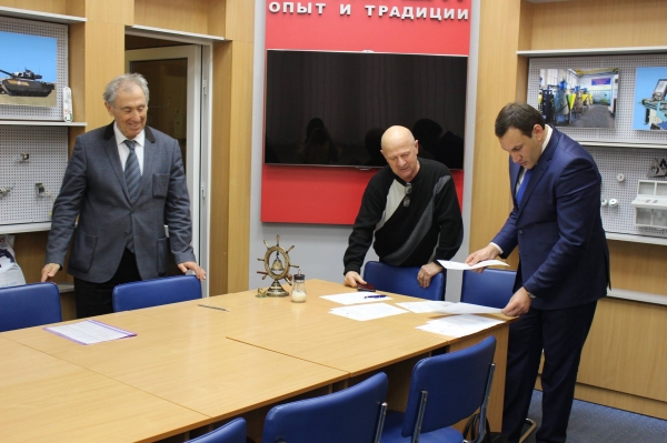 Ко Дню защитника Отечества Александр Спиридонов выдал более 100 свидетельств о праве собственности и 300 кадастровых паспортов сотрудникам завода «Фиолент» - «Госкомрегистр»