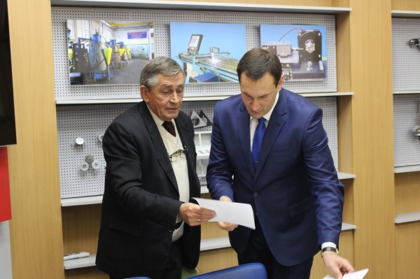 Ко Дню защитника Отечества Александр Спиридонов выдал более 100 свидетельств о праве собственности и 300 кадастровых паспортов сотрудникам завода «Фиолент» - «Госкомрегистр»