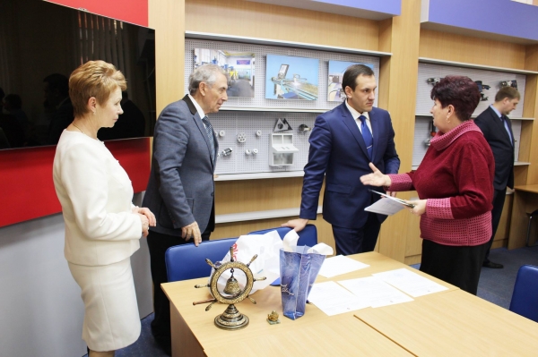 Ко Дню защитника Отечества Александр Спиридонов выдал более 100 свидетельств о праве собственности и 300 кадастровых паспортов сотрудникам завода «Фиолент» - «Госкомрегистр»