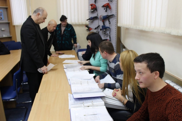 Ко Дню защитника Отечества Александр Спиридонов выдал более 100 свидетельств о праве собственности и 300 кадастровых паспортов сотрудникам завода «Фиолент» - «Госкомрегистр»