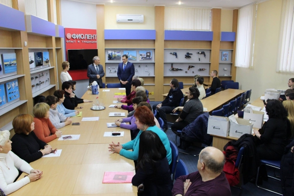 Ко Дню защитника Отечества Александр Спиридонов выдал более 100 свидетельств о праве собственности и 300 кадастровых паспортов сотрудникам завода «Фиолент» - «Госкомрегистр»