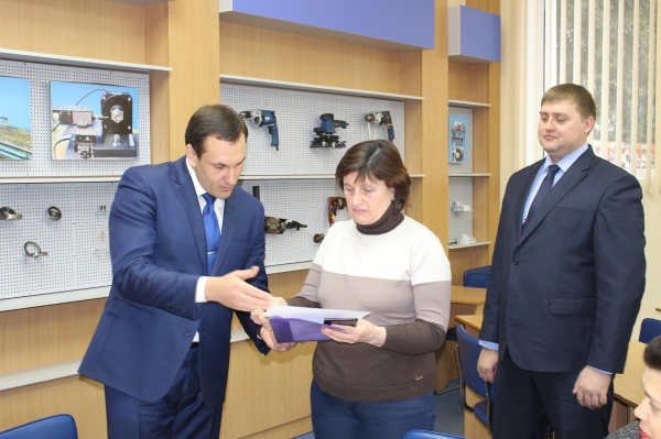 Ко Дню защитника Отечества Александр Спиридонов выдал более 100 свидетельств о праве собственности и 300 кадастровых паспортов сотрудникам завода «Фиолент» - «Госкомрегистр»