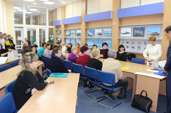 Ко Дню защитника Отечества Александр Спиридонов выдал более 100 свидетельств о праве собственности и 300 кадастровых паспортов сотрудникам завода «Фиолент» - «Госкомрегистр»