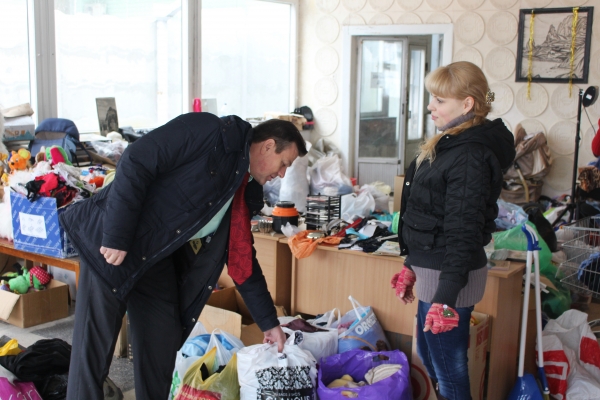 В День спонтанного проявления доброты Госкомрегистр призывает крымчан поддержать акцию по сбору вещей для нуждающихся - «Госкомрегистр»