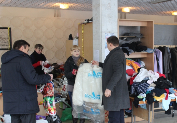 В День спонтанного проявления доброты Госкомрегистр призывает крымчан поддержать акцию по сбору вещей для нуждающихся - «Госкомрегистр»