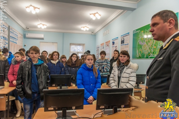 В севастопольском училище имени Нахимова гостям показывали пушки, акваланги и горящие мины (ФОТОРЕПОРТАЖ) - «Общество Крыма»