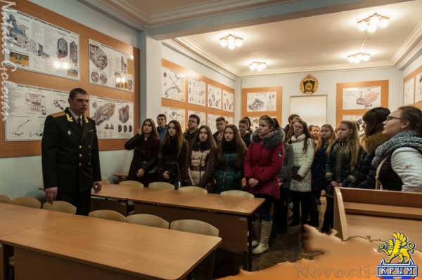 В севастопольском училище имени Нахимова гостям показывали пушки, акваланги и горящие мины (ФОТОРЕПОРТАЖ) - «Общество Крыма»
