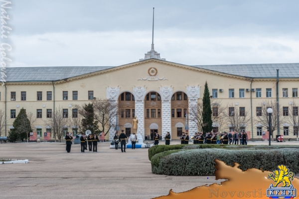 В севастопольском училище имени Нахимова гостям показывали пушки, акваланги и горящие мины (ФОТОРЕПОРТАЖ) - «Общество Крыма»