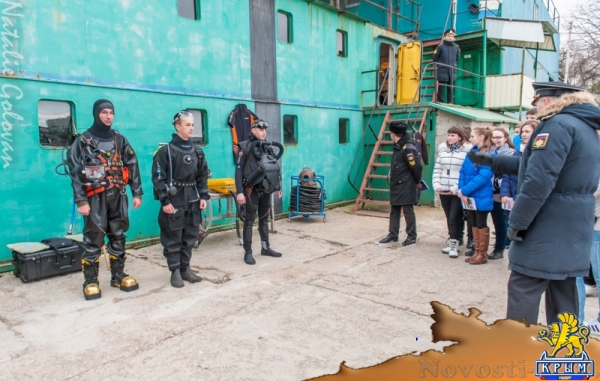 В севастопольском училище имени Нахимова гостям показывали пушки, акваланги и горящие мины (ФОТОРЕПОРТАЖ) - «Общество Крыма»