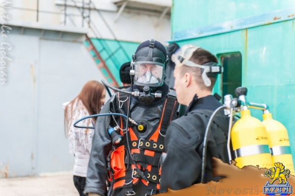 В севастопольском училище имени Нахимова гостям показывали пушки, акваланги и горящие мины (ФОТОРЕПОРТАЖ) - «Общество Крыма»