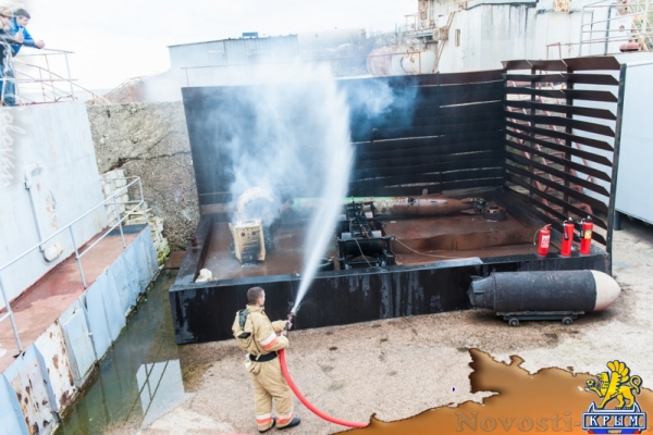 В севастопольском училище имени Нахимова гостям показывали пушки, акваланги и горящие мины (ФОТОРЕПОРТАЖ) - «Общество Крыма»