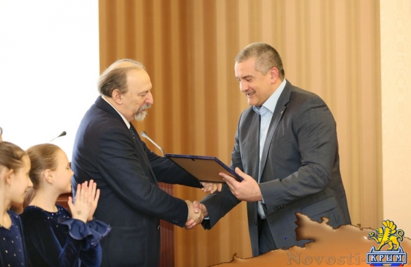 Аксёнов вручил коллективу хоровой капеллы «Школьные годы» путёвки в детский оздоровительный лагерь (ФОТО) - «Симферополь»