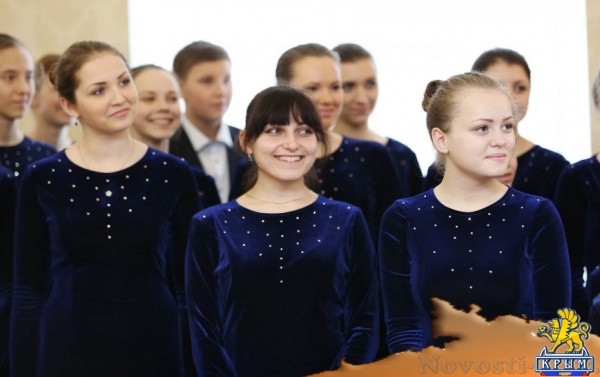 Аксёнов вручил коллективу хоровой капеллы «Школьные годы» путёвки в детский оздоровительный лагерь (ФОТО) - «Симферополь»