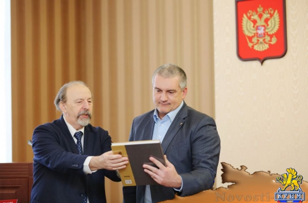 Аксёнов вручил коллективу хоровой капеллы «Школьные годы» путёвки в детский оздоровительный лагерь (ФОТО) - «Симферополь»