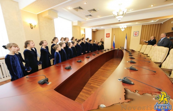 Аксёнов вручил коллективу хоровой капеллы «Школьные годы» путёвки в детский оздоровительный лагерь (ФОТО) - «Симферополь»