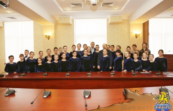 Аксёнов вручил коллективу хоровой капеллы «Школьные годы» путёвки в детский оздоровительный лагерь (ФОТО) - «Симферополь»