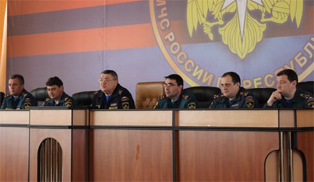 Министр чрезвычайных ситуаций Республики Крым Сергей Шахов поздравил сотрудниц МЧС с Международным женским днём - «МЧС»