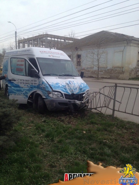 В Керчи микроавтобус отреагировал на забор как бык на тряпку - «Керчь»