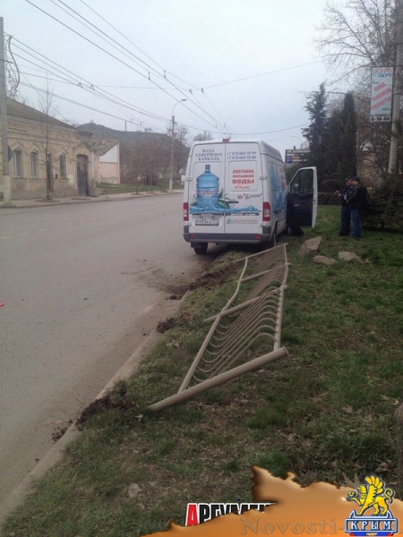 В Керчи микроавтобус отреагировал на забор как бык на тряпку - «Керчь»