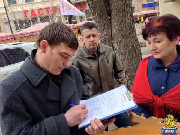 Участники «русской весны» пикетировали симферопольские кинотеатры, запустившие фильм украинского неонациста (ФОТО) - «Общество Крыма»