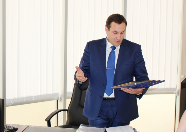 Руководство Республики Крым отметило благодарностями сотрудниц Госкомрегистра в преддверии Международного женского дня - «Госкомрегистр»