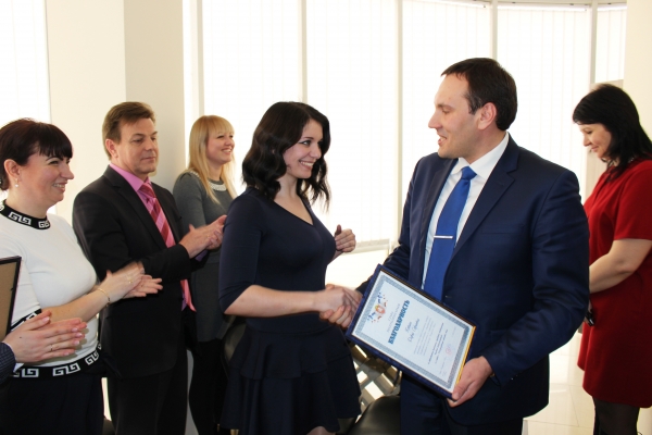 Руководство Республики Крым отметило благодарностями сотрудниц Госкомрегистра в преддверии Международного женского дня - «Госкомрегистр»