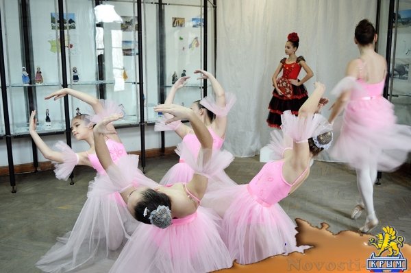 В Феодосийском музее древностей экспонируется выставка «Куклы в костюмах народов мира» - «Новости Феодосии»