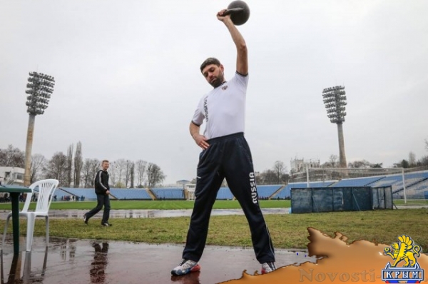 Вице-спикер Крыма вместе со школьниками под дождем сдавал нормы ГТО