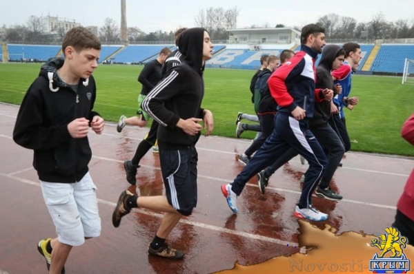 Вице-спикер Крыма вместе со школьниками под дождем сдавал нормы ГТО