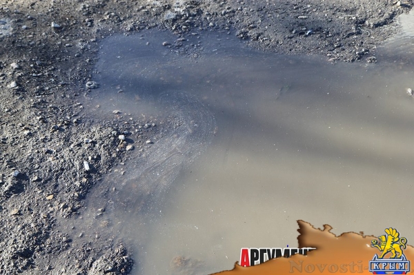 Возле стройки на набережной в Керчи – зловонное болотце - «Керчь»