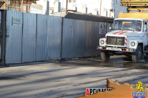 Возле стройки на набережной в Керчи – зловонное болотце - «Керчь»