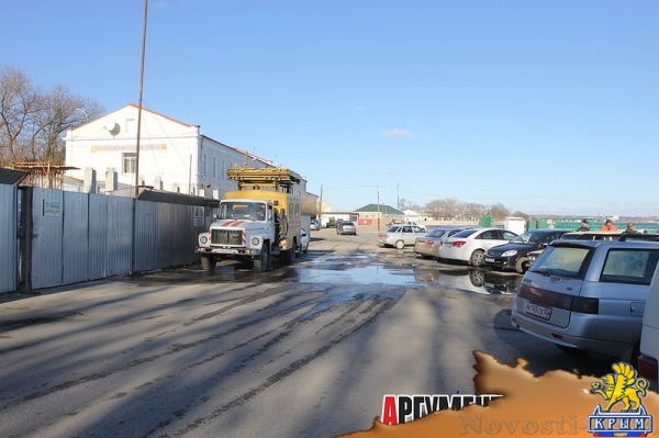 Возле стройки на набережной в Керчи – зловонное болотце - «Керчь»