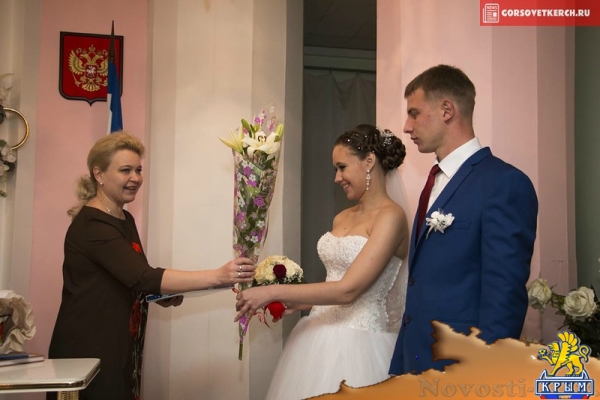 В Керчи две пары поженились в канун Крымской весны - «Керчь»