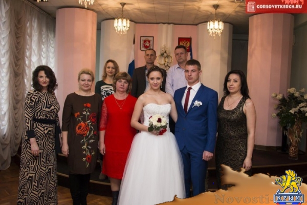 В Керчи две пары поженились в канун Крымской весны - «Керчь»