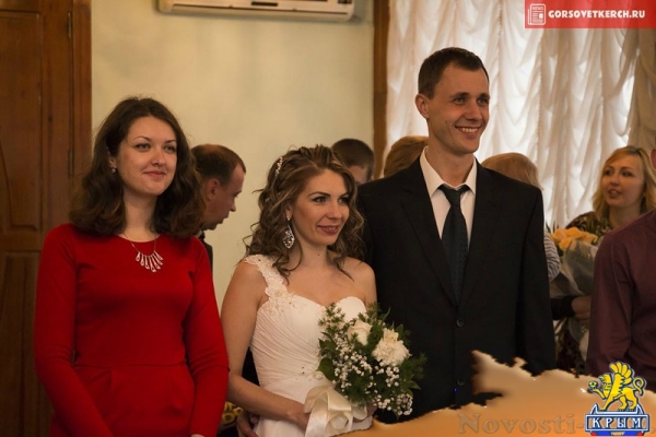 В Керчи две пары поженились в канун Крымской весны - «Керчь»